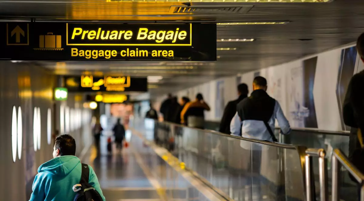 Sondaj IRES. Pandemia ne-a dat cu zece ani în urmă la călătoriile cu avionul și cu trenul (foto shutterstock)