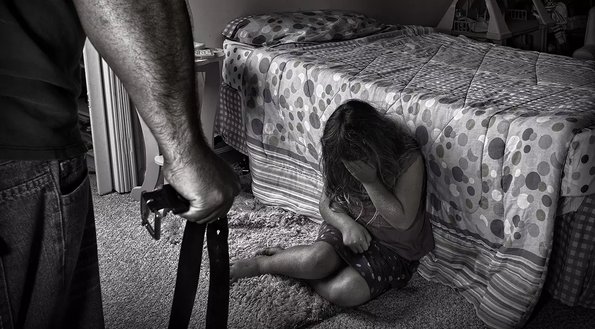 „Trebuie să te pregătesc pentru când vei fi mare”, i-a spus tatăl fetei lui de 12 ani. O judecătoare i-o dăduse în grijă abuzatorului fără să cerceteze actele din dosar!