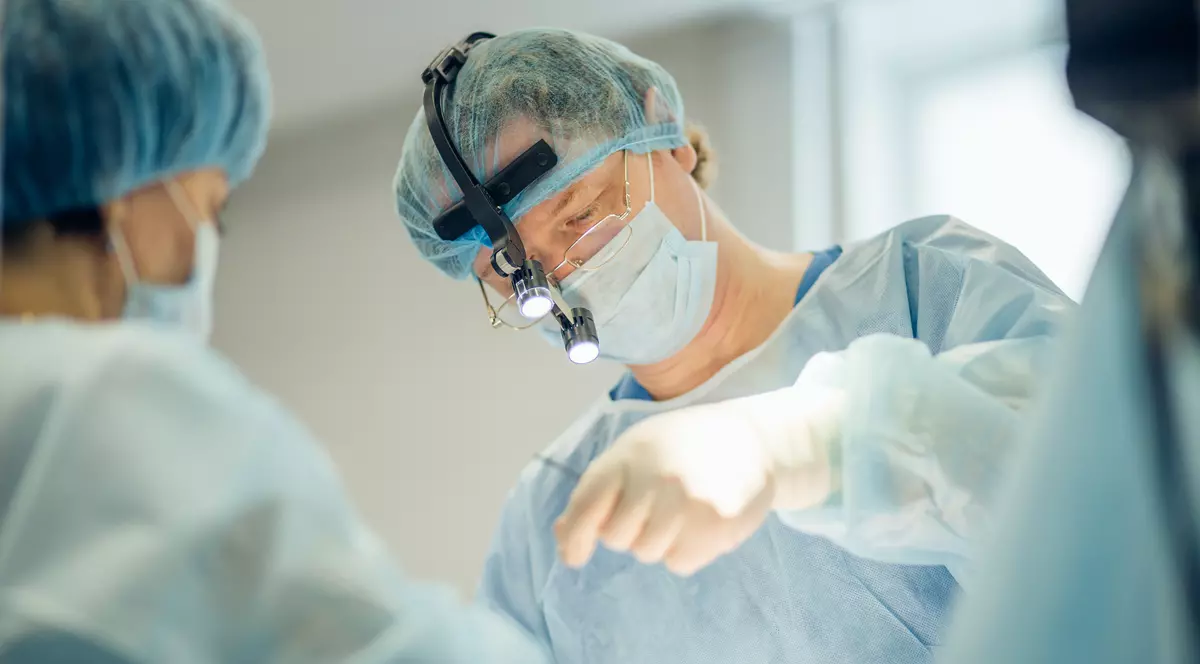 Tot mai mulți oameni se operează pentru lungirea picioarelor. Clienții vor să fie mai înalți, în ciuda costurilor și durerii