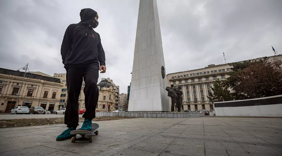 Cum a ajuns monumentul din Piața Revoluției, „Cartoful”, simbolul libertății pentru un skater și ce spune artistul despre cei care-i „profanează opera”