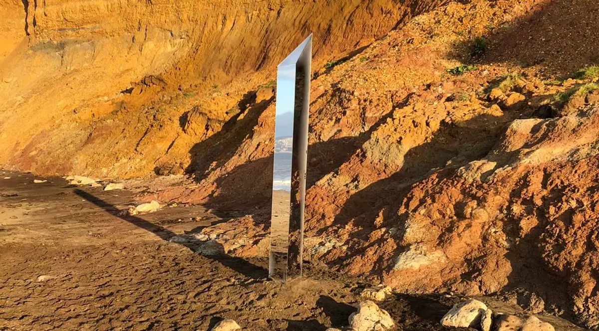 Încă trei monoliți misterioși au fost descoperiți în Olanda, în Marea Britanie și în Rusia