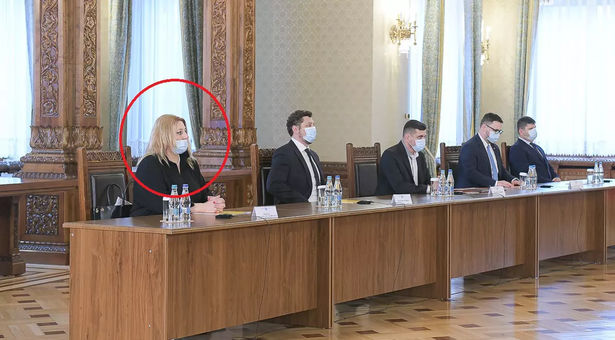 Diana Șoșoacă, cu masca de protecție sub nas la discuțiile cu președintele, după ce delegația AUR a întârziat la Cotroceni