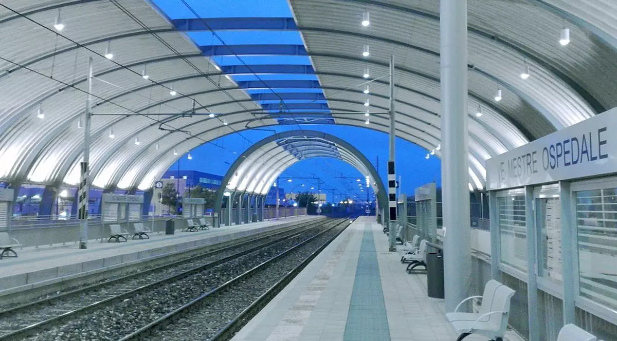 O italiancă s-a aruncat în fața trenului și i-a salvat viața unui român care încerca să se sinucidă. ”S-a întâmplat în câteva secunde, mi se părea ireal!”