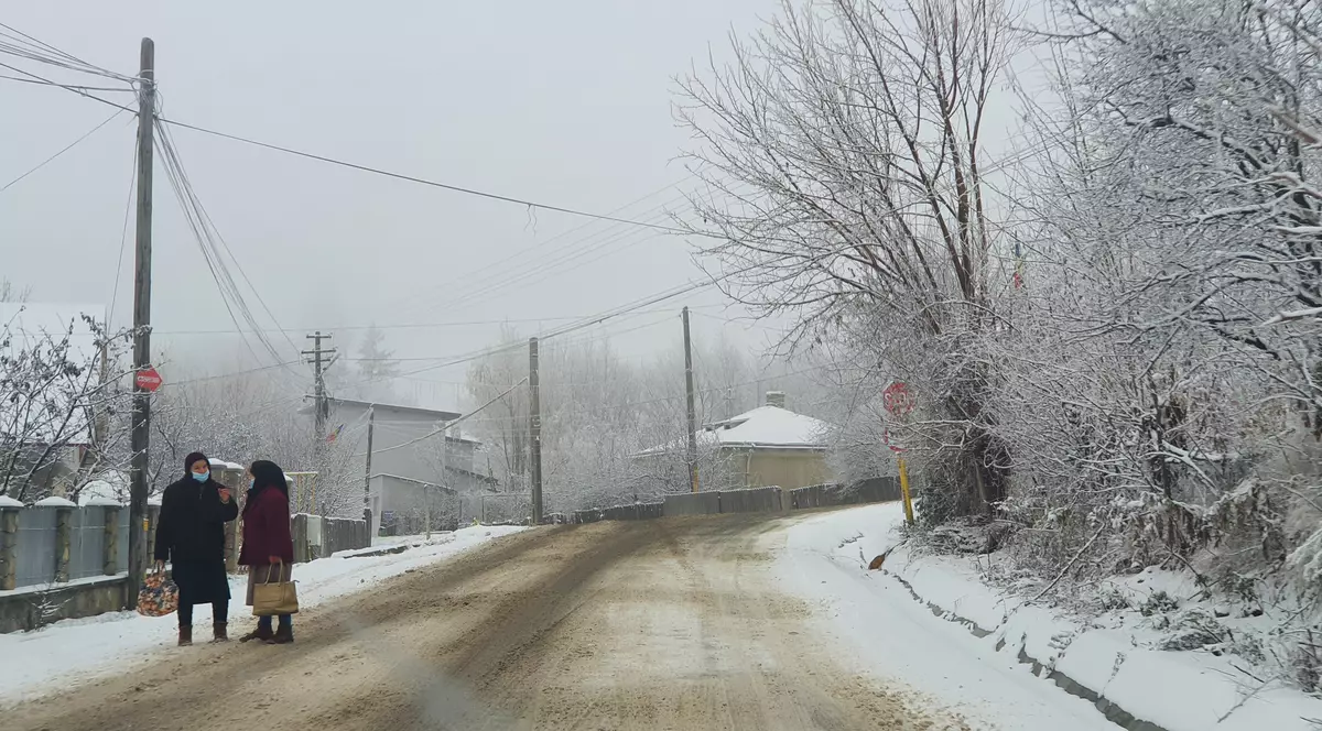 Câțiva oameni pe ulițele din Feredeni și Slobozia, comuna Deleni