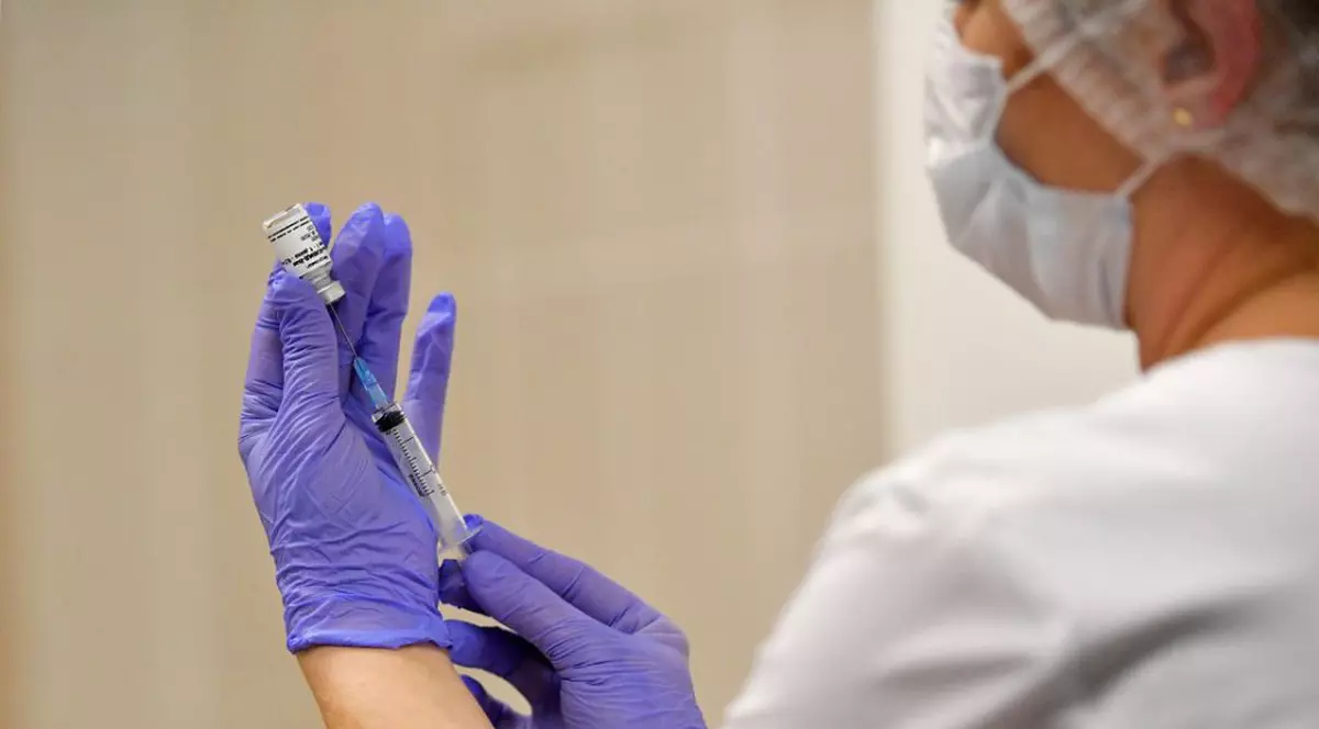 VIDEO Marea Britanie, prima țară care a aprobat vaccinul Pfizer. Când ar putea începe vaccinarea
