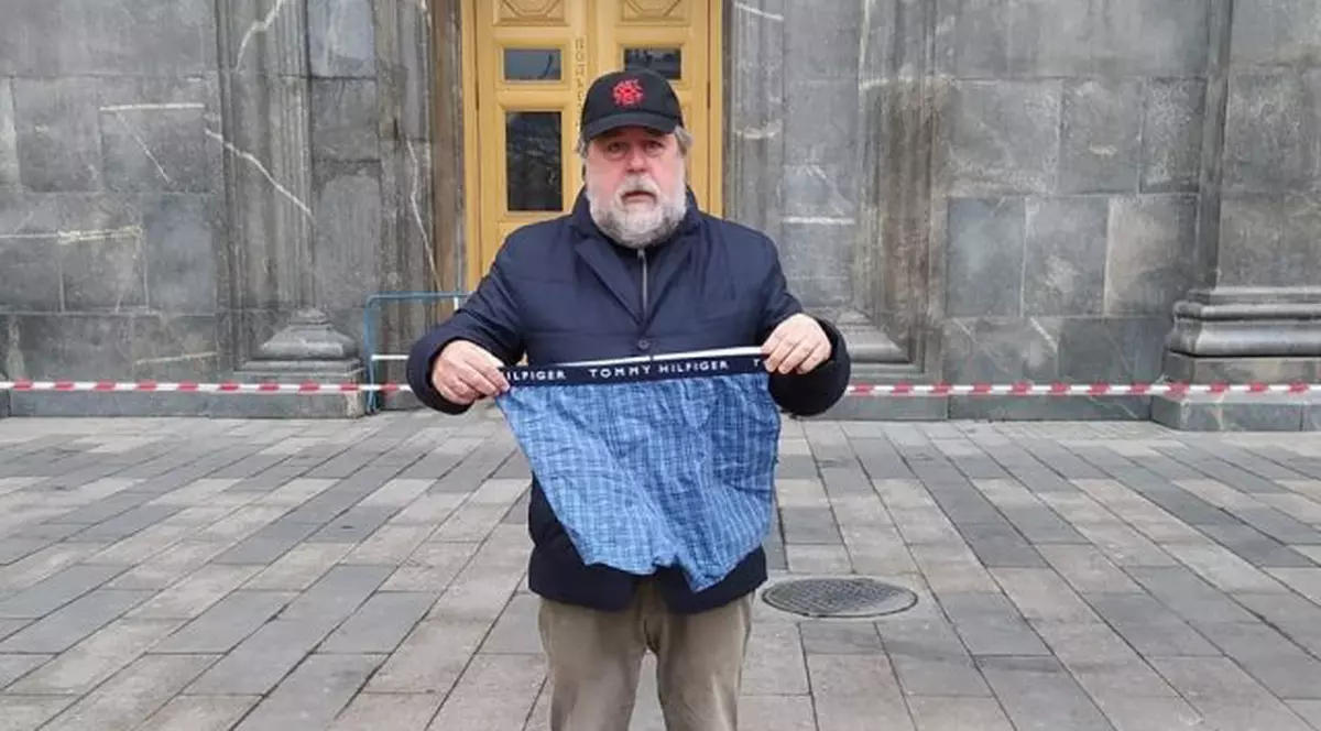 Regizor antiregim, ridicat de forțele de securitate ruse, după ce a protestat cu o pereche de chiloți, în semn de solidaritate cu disidentul Alexei Navalnîi
