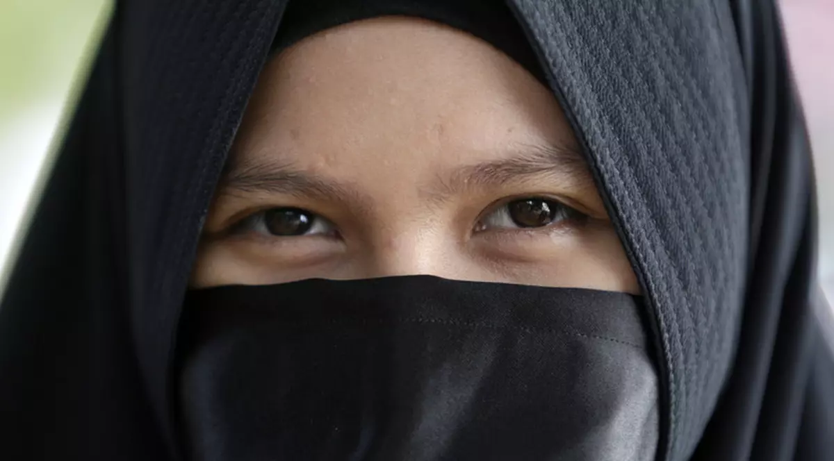 Legea prin care se interzice portul vălului islamic de către elevele din școlile primare, declarată neconstituțională