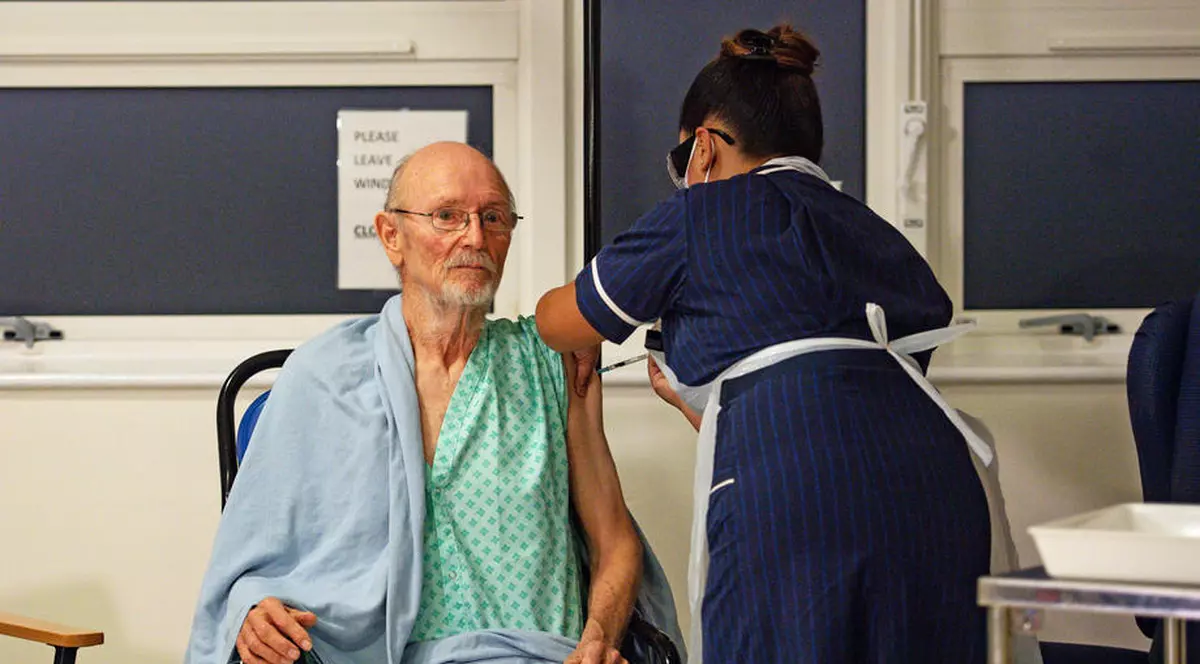 VIDEO | Un bărbat pe nume William Shakespeare, a doua persoană din Marea Britanie vaccinată anti-COVID