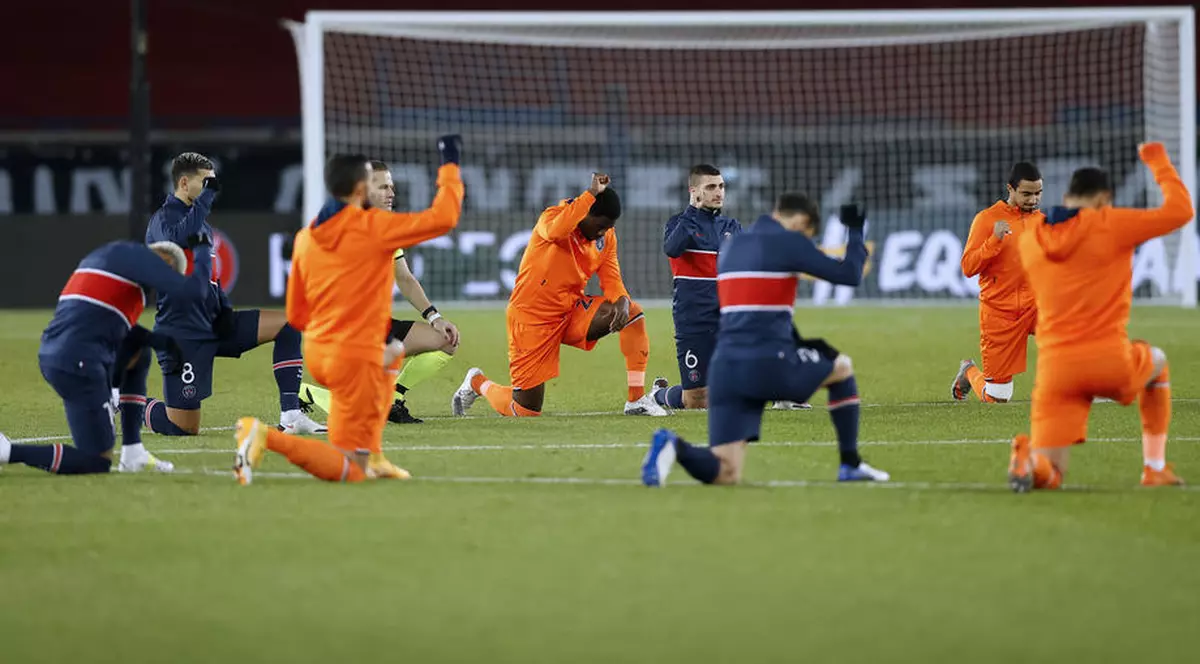 Protest împotriva rasismului înainte de reluarea meciului PSG - Bașakșehir