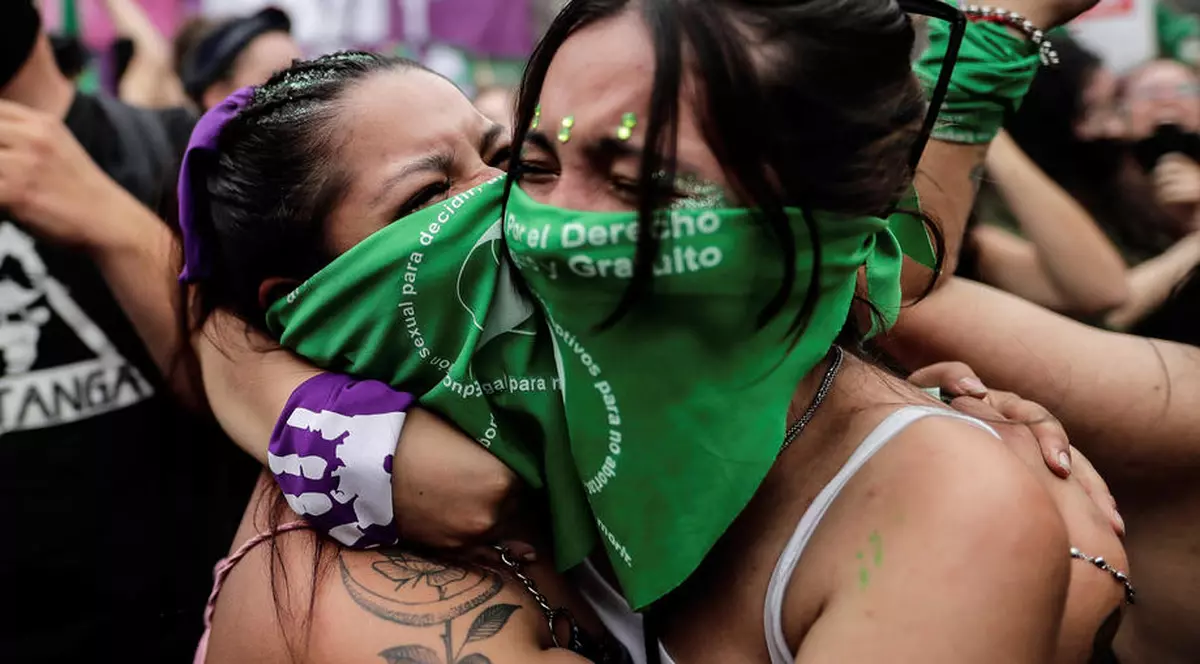 Argentina ar putea legaliza avortul. Susținătorii legii s-au strâns în fața Congresului în așteptarea veștilor