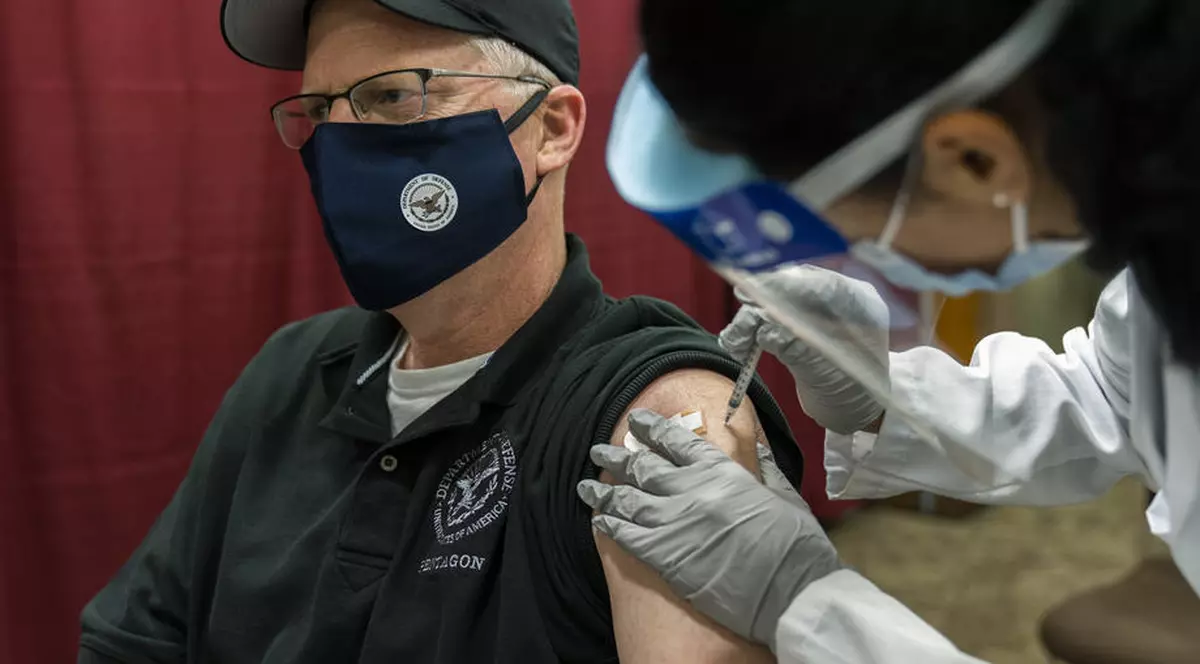 VIDEO | Şeful Pentagonului, printre primii americani care s-au vaccinat împotriva COVID-19