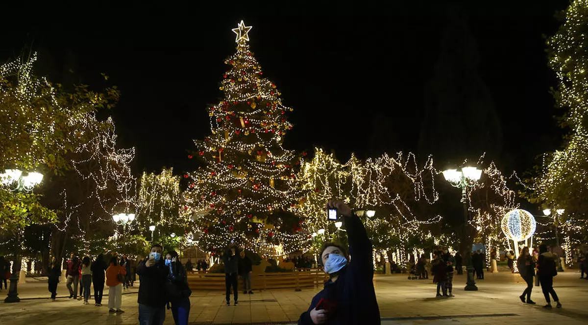 Colindatul, interzis în Grecia din cauza pandemiei. Cei care încalcă restricțiile riscă amenzi de 3.000 de euro