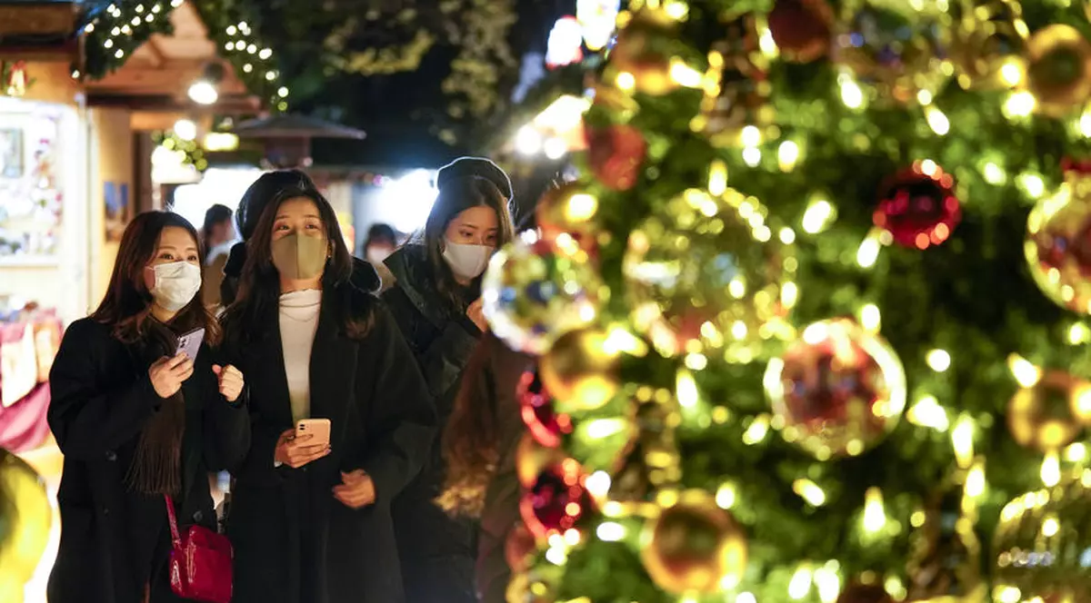 Tradiții de Crăciun în lume. De ce merg japonezii la fast-food și motivul pentru care portughezii lasă un loc liber la masă