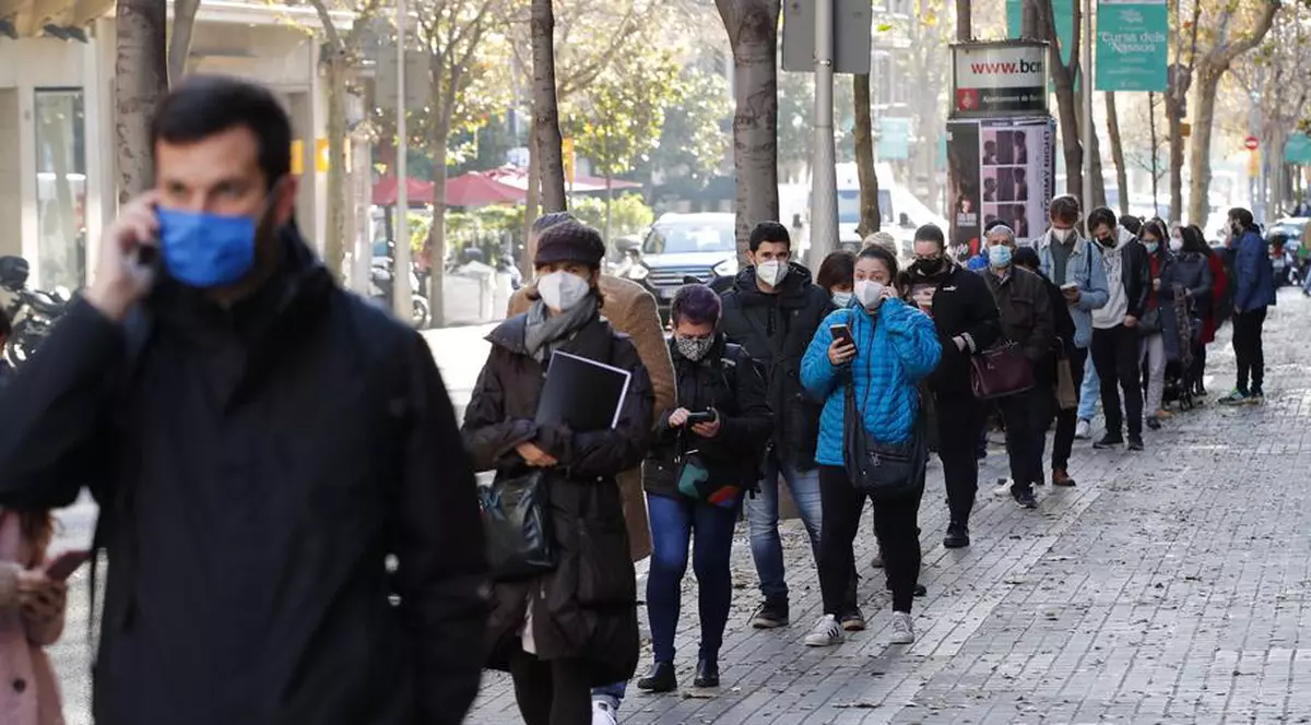 Experți: noua tulpină a virusului poate fi prezentă deja peste tot în lume, doar că nu a fost detectată. Ce știm și ce nu știm despre ea