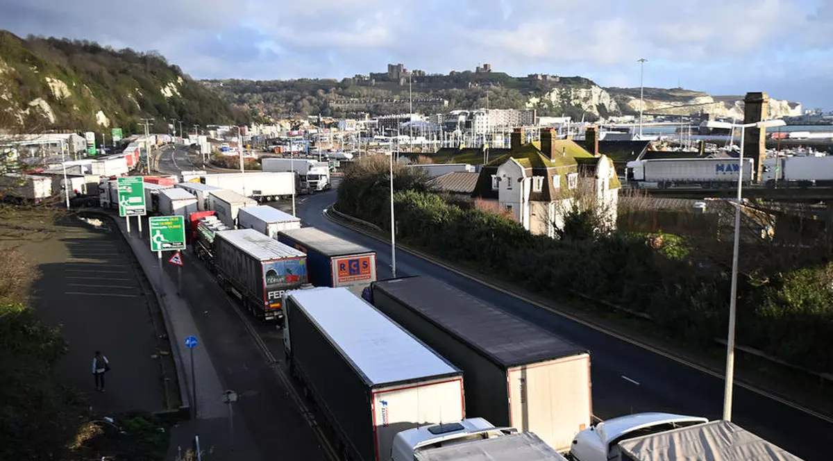 Peste 4.500 de camioane au traversat vineri Canalul Mânecii. Au fost aduși încă 800 de militari care să ajute la testarea pentru depistarea COVID