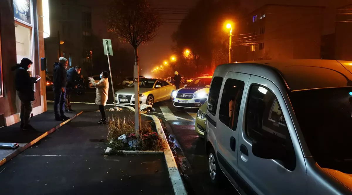 Scandal ca-n filmele cu mafioți la Constanța: Autoturism blocat în trafic și distrus cu bâte și topoare. Doi bărbați au ajuns la spital