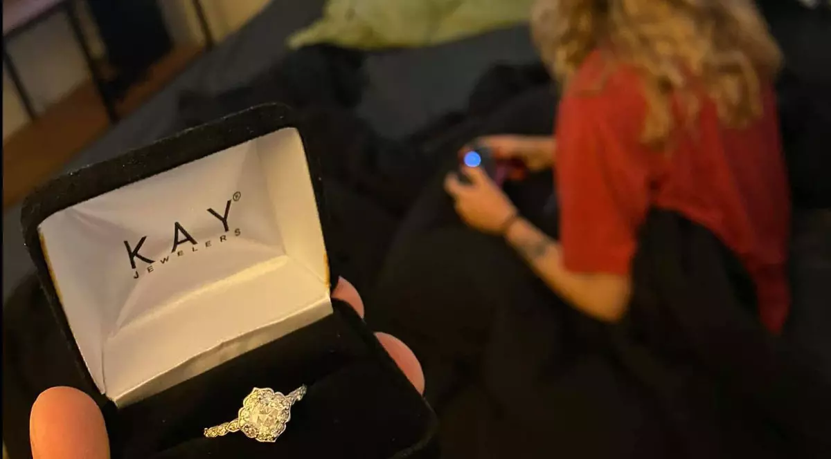 Un american a fotografiat inelul de logodnă, mai multe săptămâni, lângă iubita lui, fără ca aceasta să-l observe