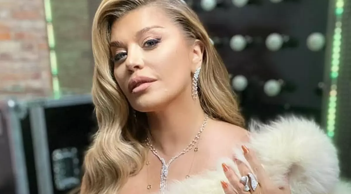 Loredana Groza s-a pozat în cel mai sexy body, în vârf de munte. Juratul de la „X Factor” i-a lăsat pe toți mască