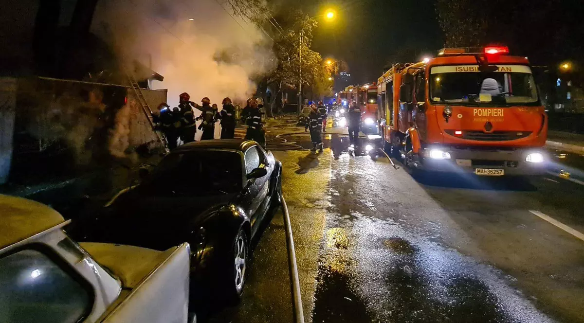 VIDEO | Incendiu puternic la o terasă din București. Un bărbat a suferit arsuri