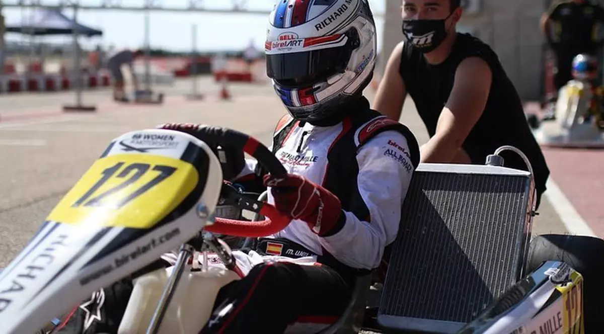 O fată de 16 ani, prima femeie admisă la Academia de pilotaj Ferrari. „Am avut dreptate să-mi urmăresc visul”