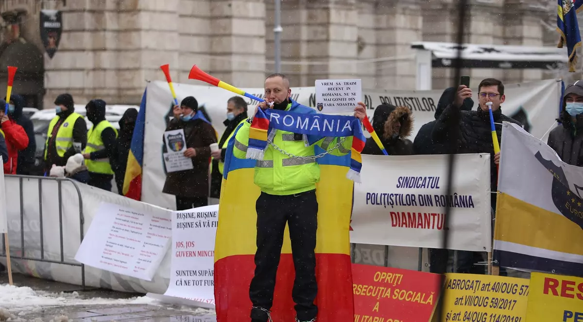 Aproape 100 de polițiști și grefieri pichetează sediul MAI FOTO: Dumitru Angelescu