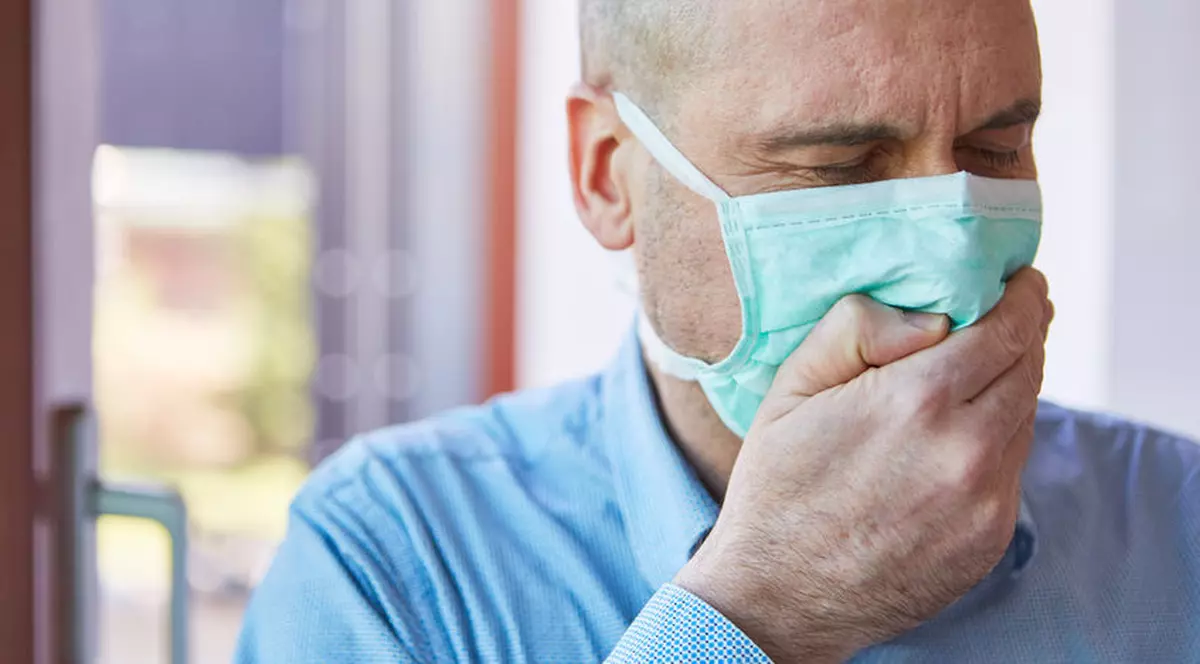 „Atenție la tusea care nu trece după 14 zile”. Dr. Adrian Marinescu explică ce ar trebui să facă persoanele care au forme uşoare de COVID