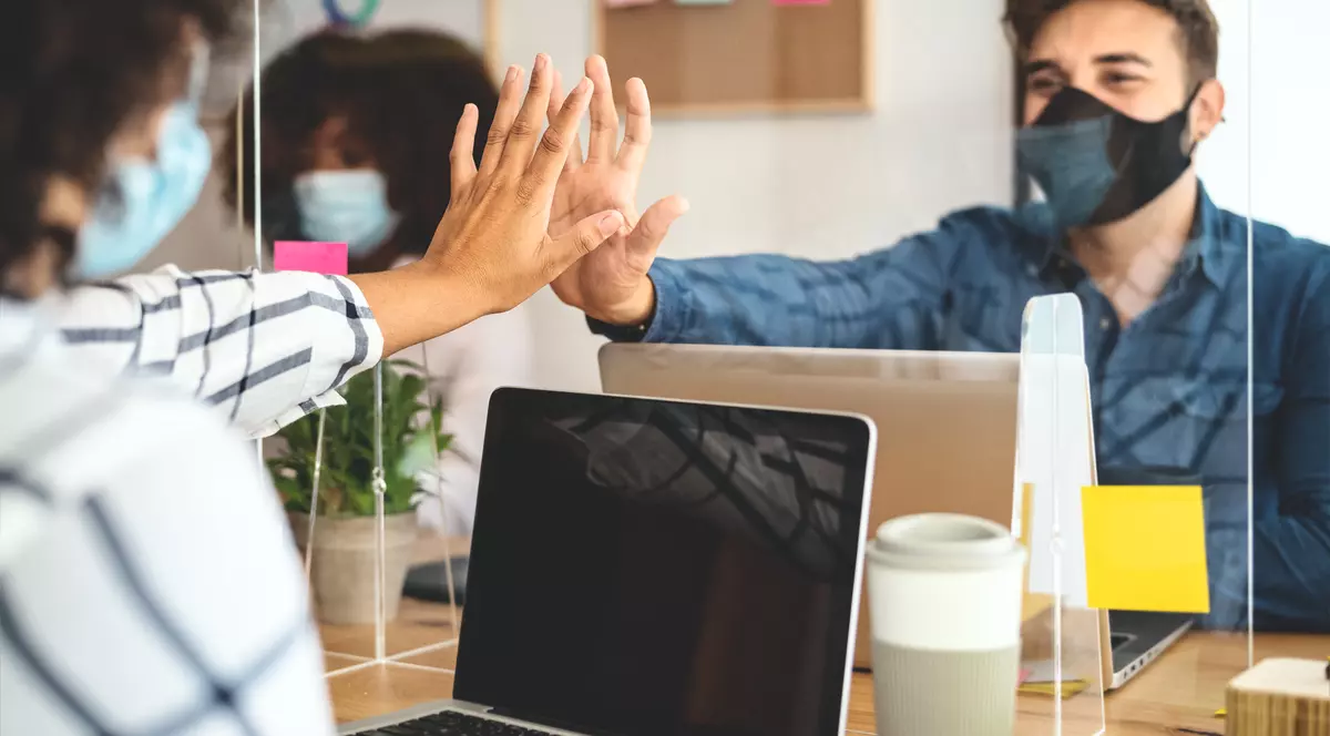 Educația în lume: elevii din Singapore au rezultate istorice în pandemie, iar englezii îngheață taxele de studiu la universități