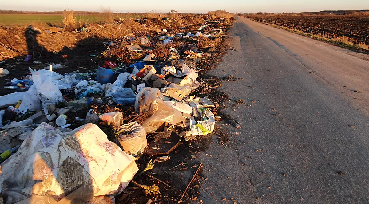 Ce rămâne după Sărbători? O groapă de gunoi se revarsă pe șosea la 40 km de București