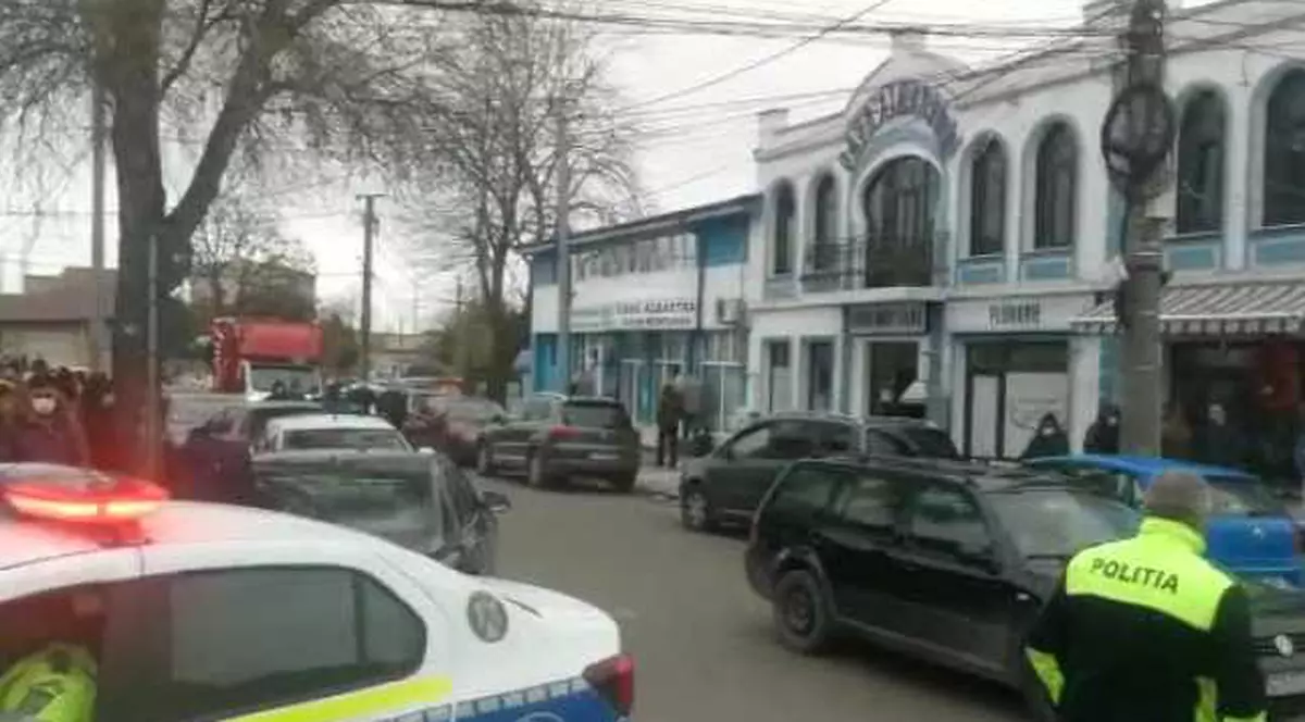 VIDEO | Înmormântare cu alai și lăutari la Constanța. Poliția a dat mai multe amenzi pentru nerespectarea măsurilor anti-COVID