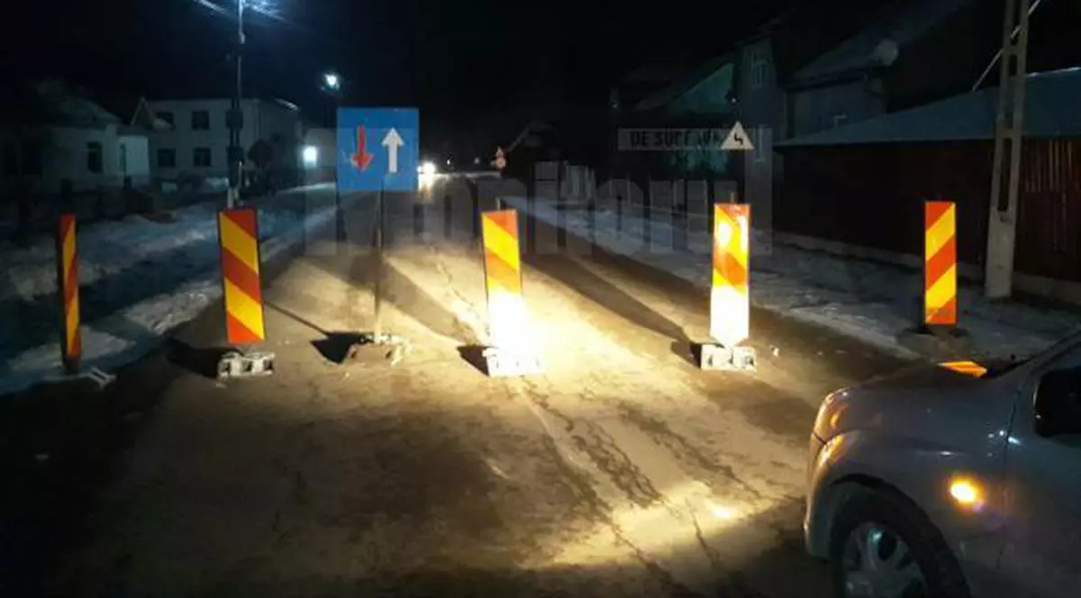 Drum județean din Suceava, blocat în urma unei glume proaste de indivizi necunoscuți, care au pus balize pe mijlocul șoselei