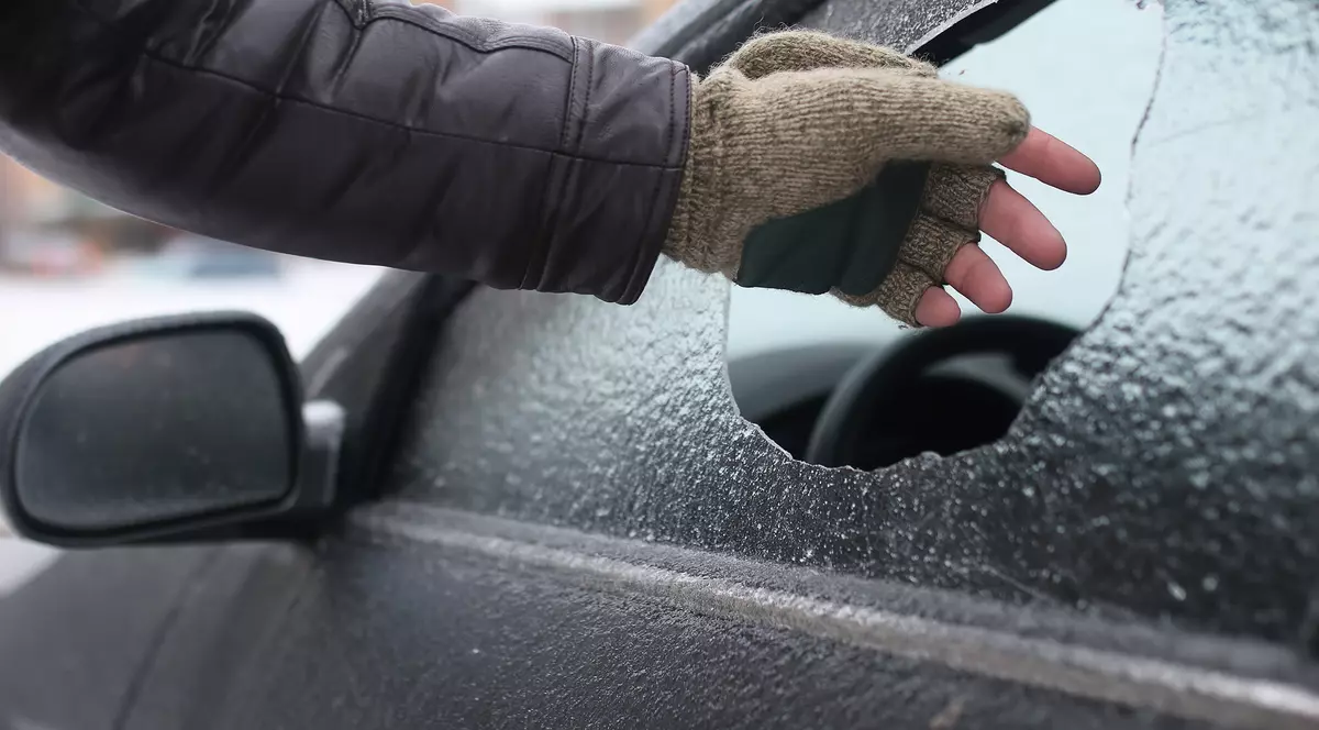 După ce mama sa a decedat într-un spital, un bărbat din Mehedinți a terorizat mai multe cadre medicale: amenințări cu moartea și un parbriz spart. Ce au decis judecătorii