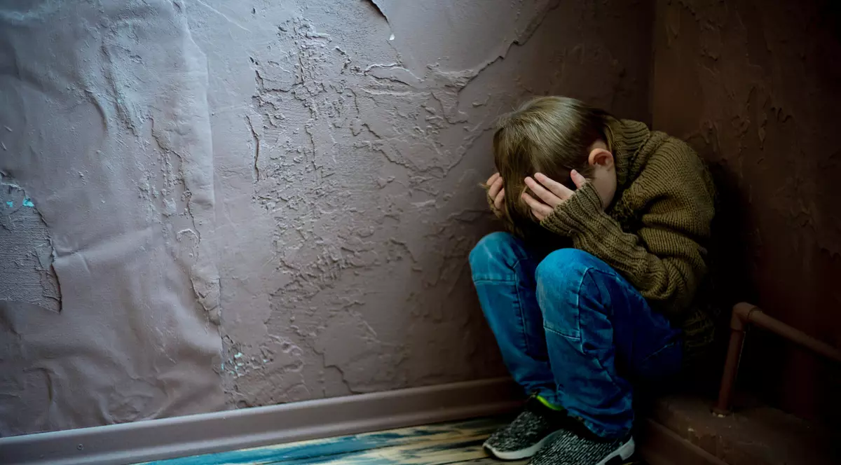 Băiat de 11 ani, violat și filmat de trei adolescenți de 14 și 17 ani. Unul dintre cercetați este nepotul unui primar din Dâmbovița