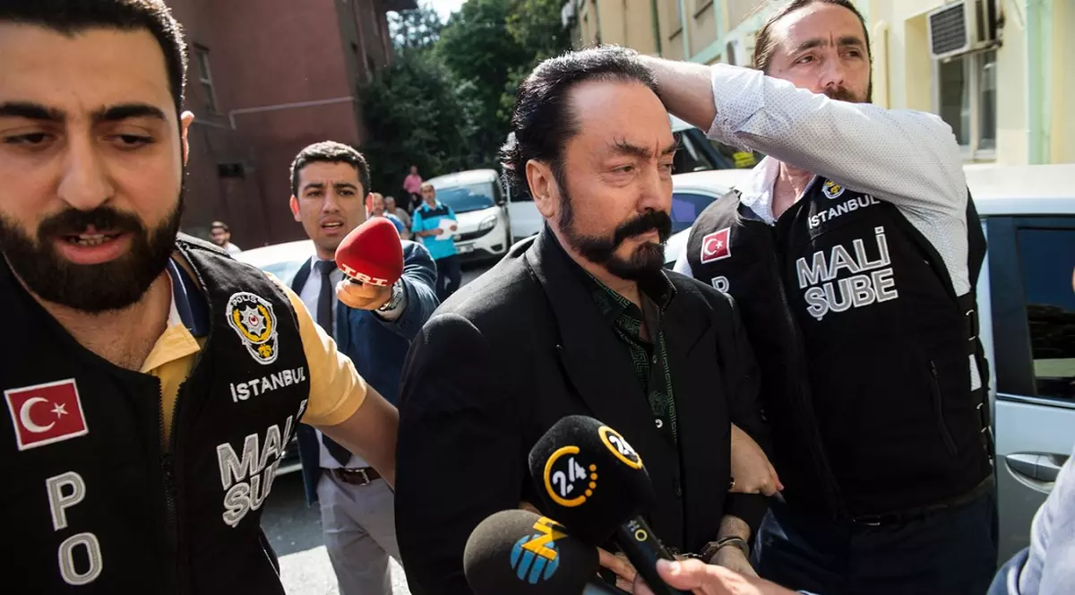 Adnan Oktar, liderul unui cult sexual din Turcia, condamnat la peste 1.000 de ani de închisoare
