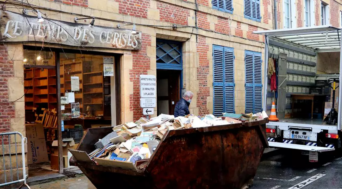 Efectul nevăzut al pandemiei: sute de cărți în containerul de gunoi. Mihai Șora: „Ca un pumnal mi s-a înfipt în inimă”