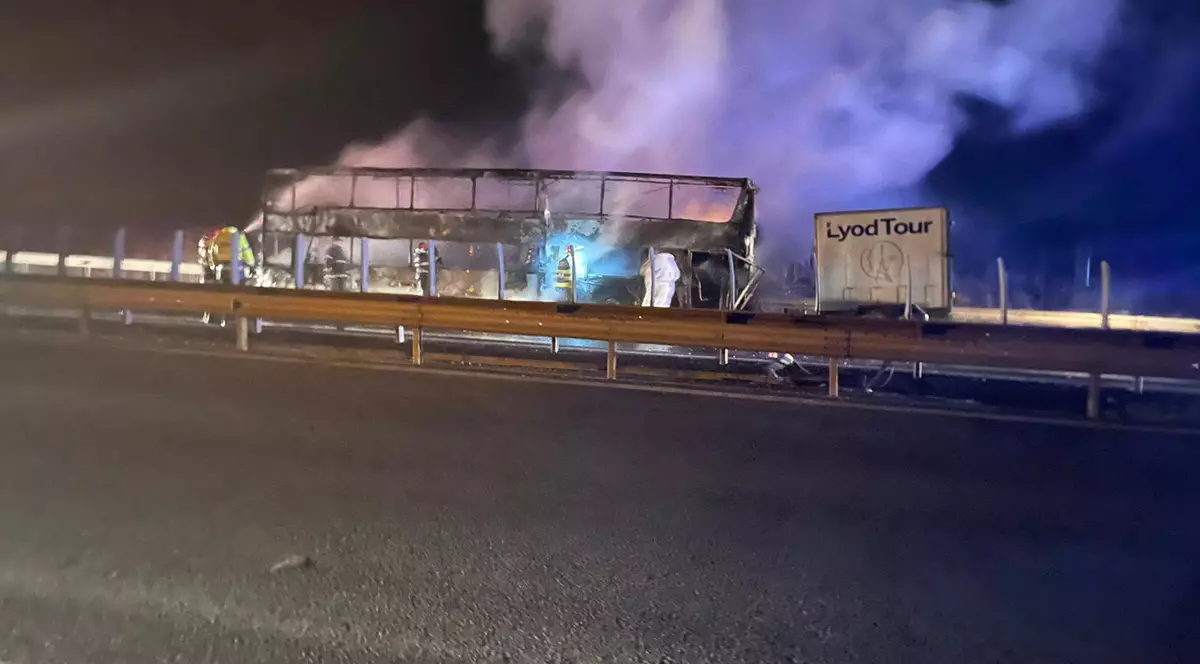 VIDEO | Un autocar plin cu pasageri, care venea din Franța, s-a făcut scrum pe A1. Nicio persoană nu a fost rănită