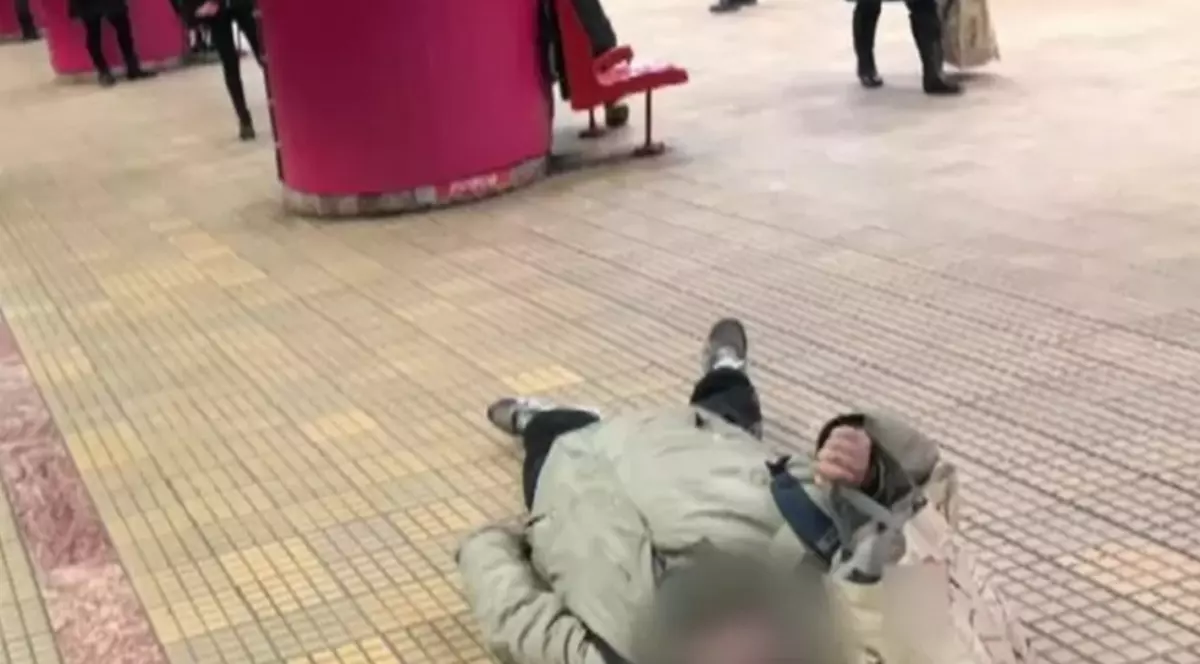 VIDEO | Unui bărbat i s-a făcut rău la metrou. Omul a zăcut minute în șir pe peronul stației Unirea 1