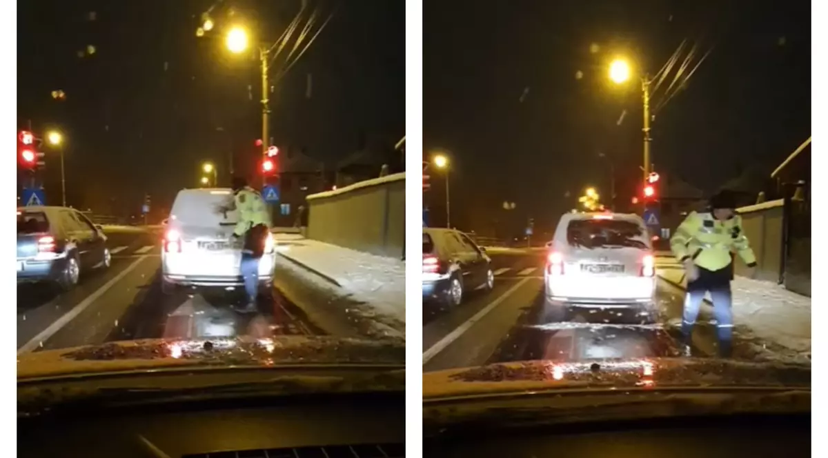 VIDEO | Un poliţist s-a dat jos din autospecială pentru a-i curăța  luneta de zăpadă şoferului din faţa lui