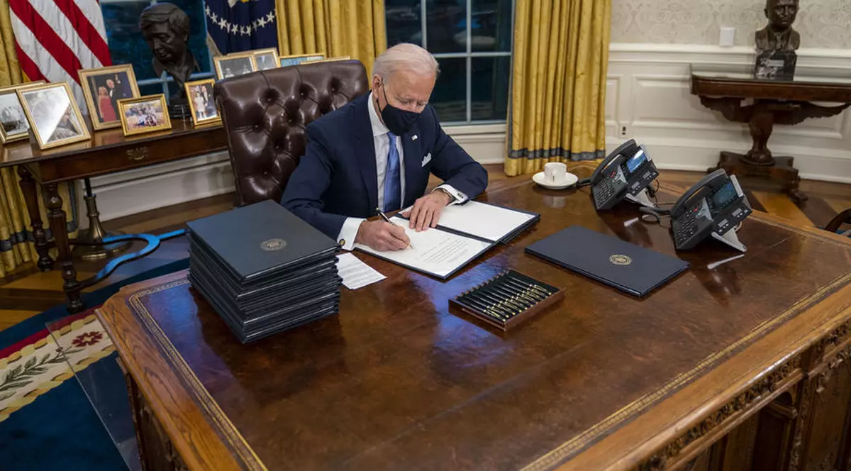 Biden a eliminat din Biroul Oval butonul folosit de Trump pentru a comanda Cola fără zahăr. Ce alte schimbări a mai făcut