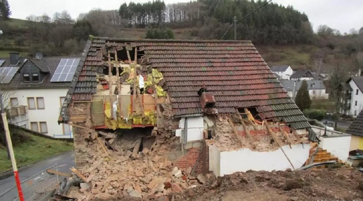 Proprietarul unei case din Germania s-a apucat să dărâme imobilul cu chiriașul înăuntru