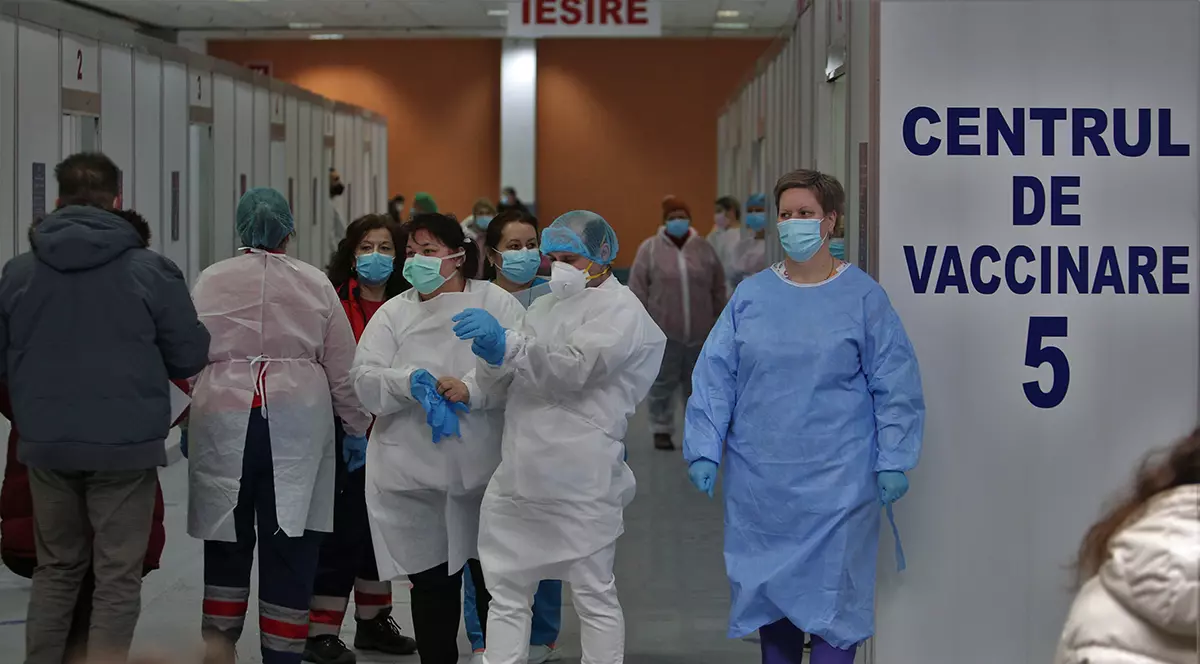 Sancțiuni la centrul de vaccinare de la Romexpo, unde unui bărbat i s-a făcut rapelul cu un alt vaccin. Medicul coordonator și un asistent medical, amendați