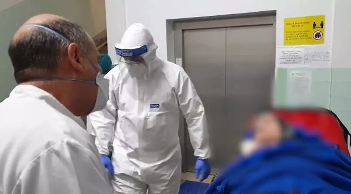 Bătrână de 95 de ani din Timișoara, vindecată de Covid, externată în aplauzele medicilor: ”Ciao, buni”