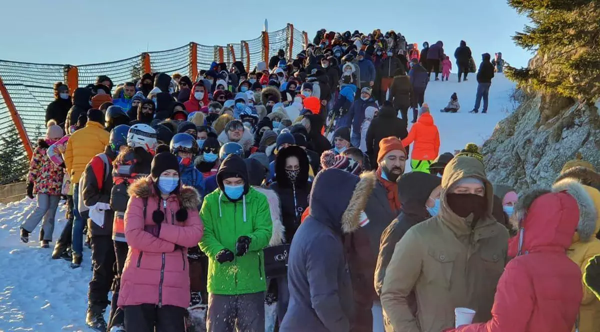 VIDEO | Mii de oameni au stat la coadă la telegondola din Poiana Brașov. Programul a fost prelungit