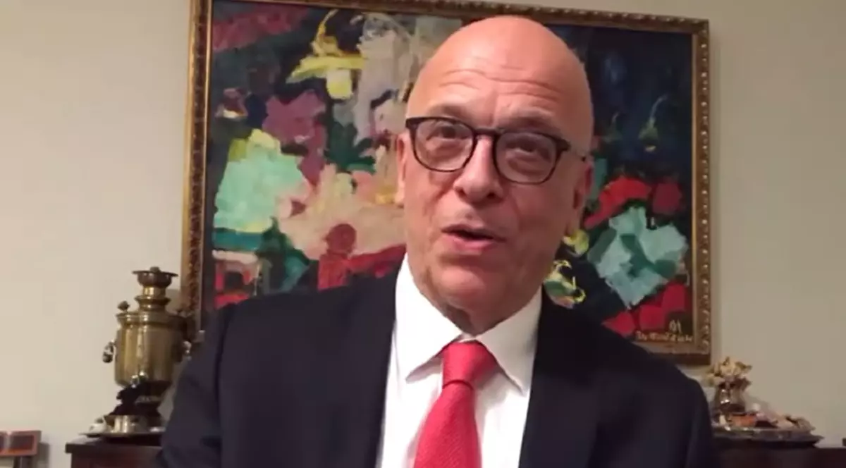 VIDEO | Imagini de colecție cu ambasadorul Germaniei în România. Cord Meier-Klodt a cântat prima strofă din poemul „Mai am un singur dor”