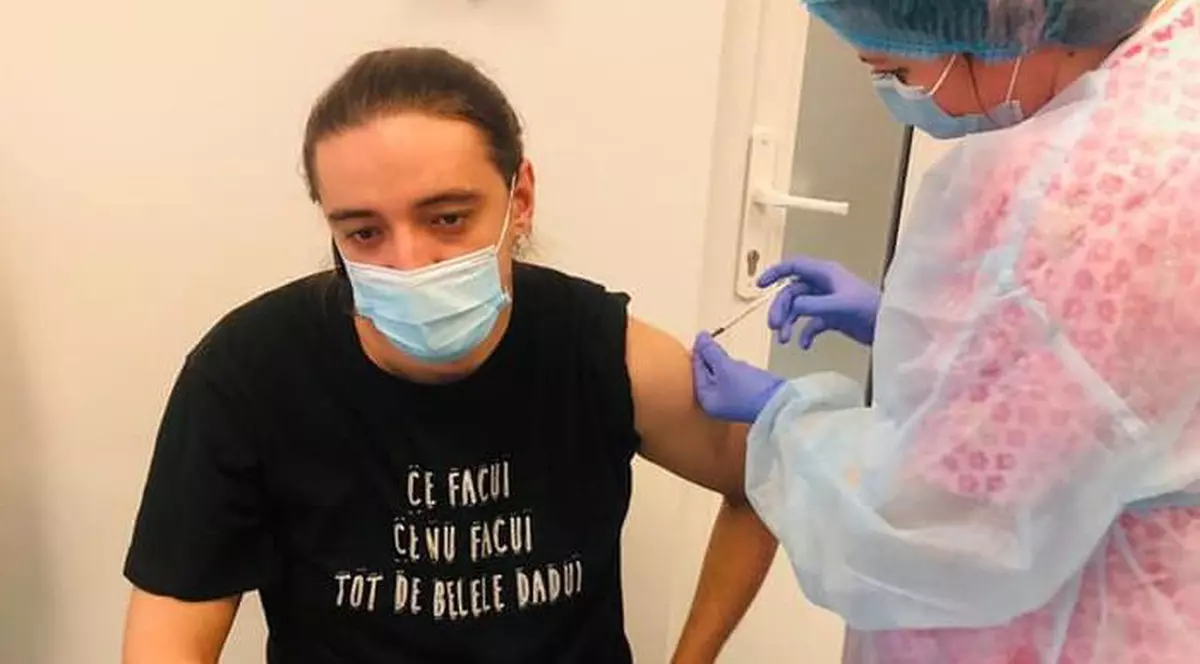 Mesajul viral de pe tricoul purtat de un medic român din Arad în timp ce se vaccina anti-covid