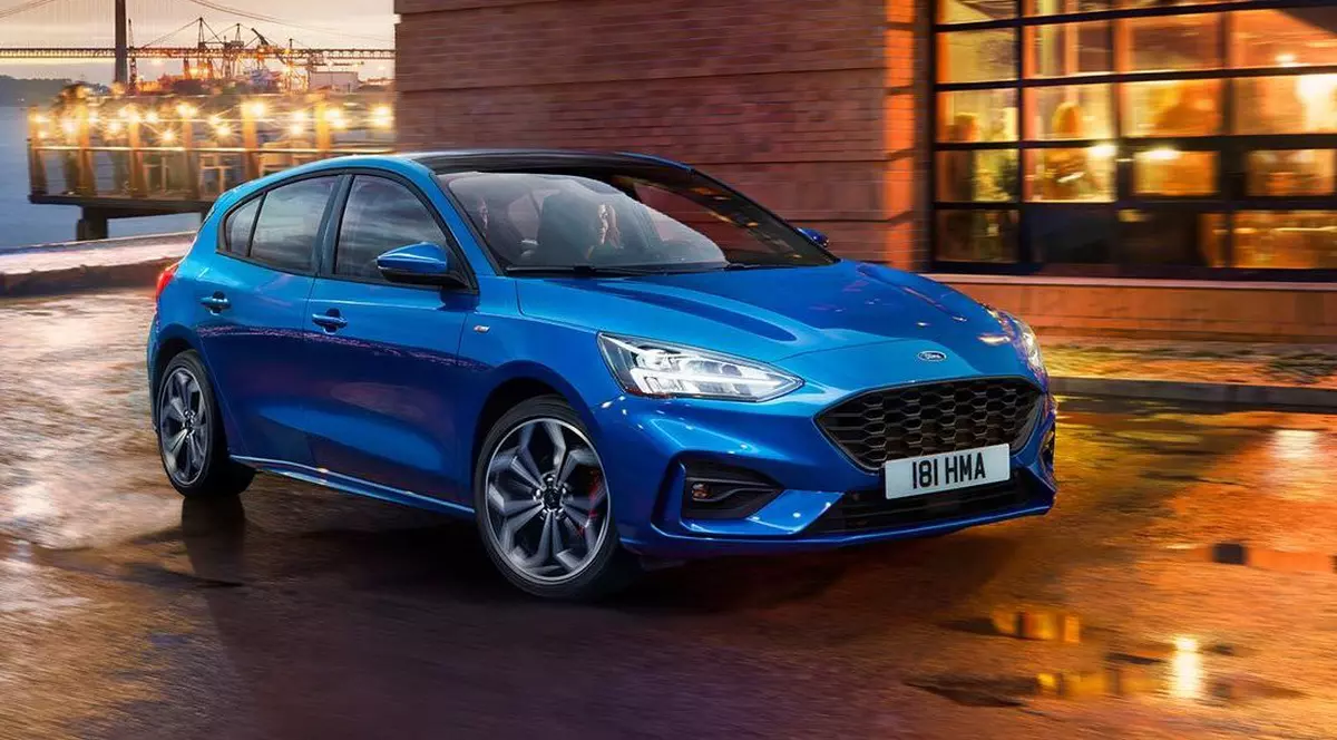 Producția de autoturisme, afectată la nivel mondial din cauza penuriei de cipuri. Consolele de jocuri și laptopurile au aceeași problemă. Ford Focus albastru