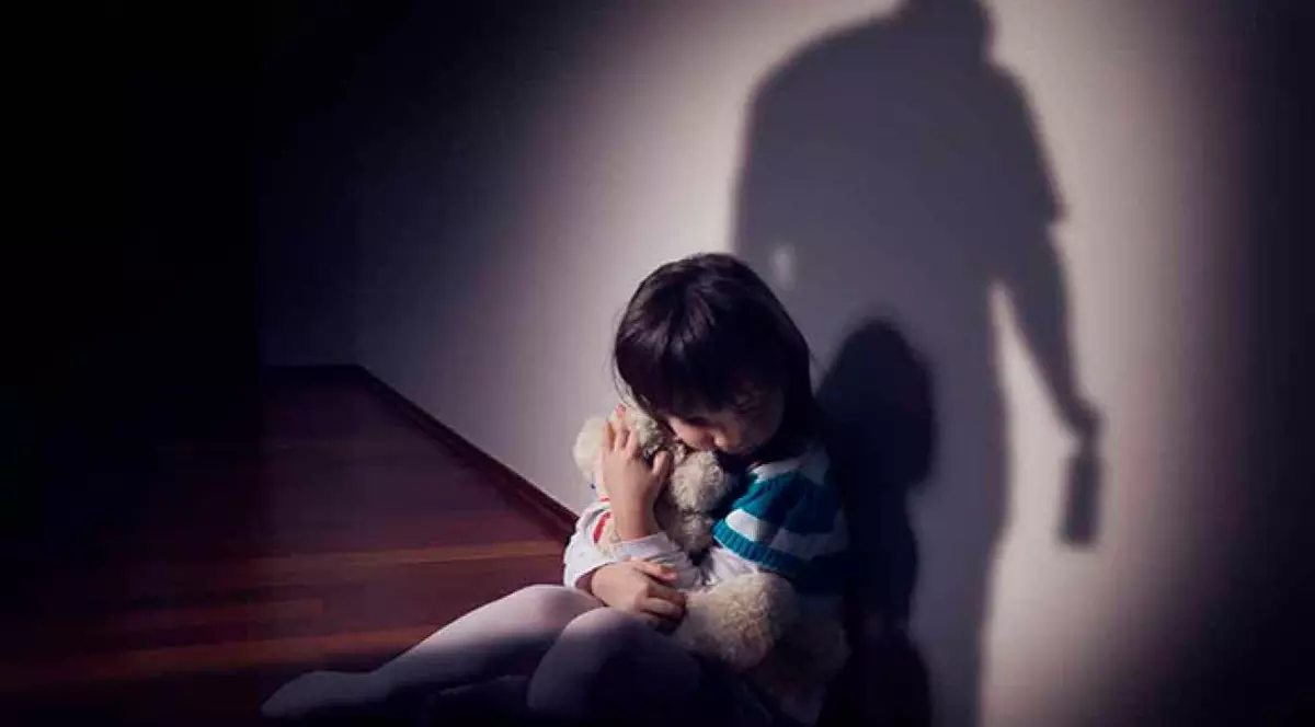 Un bărbat a violat o fetiţă de 9 ani și a fost condamnat la 5 ani de închisoare, pedeapsa minimă, pentru că şi-a recunoscut fapta