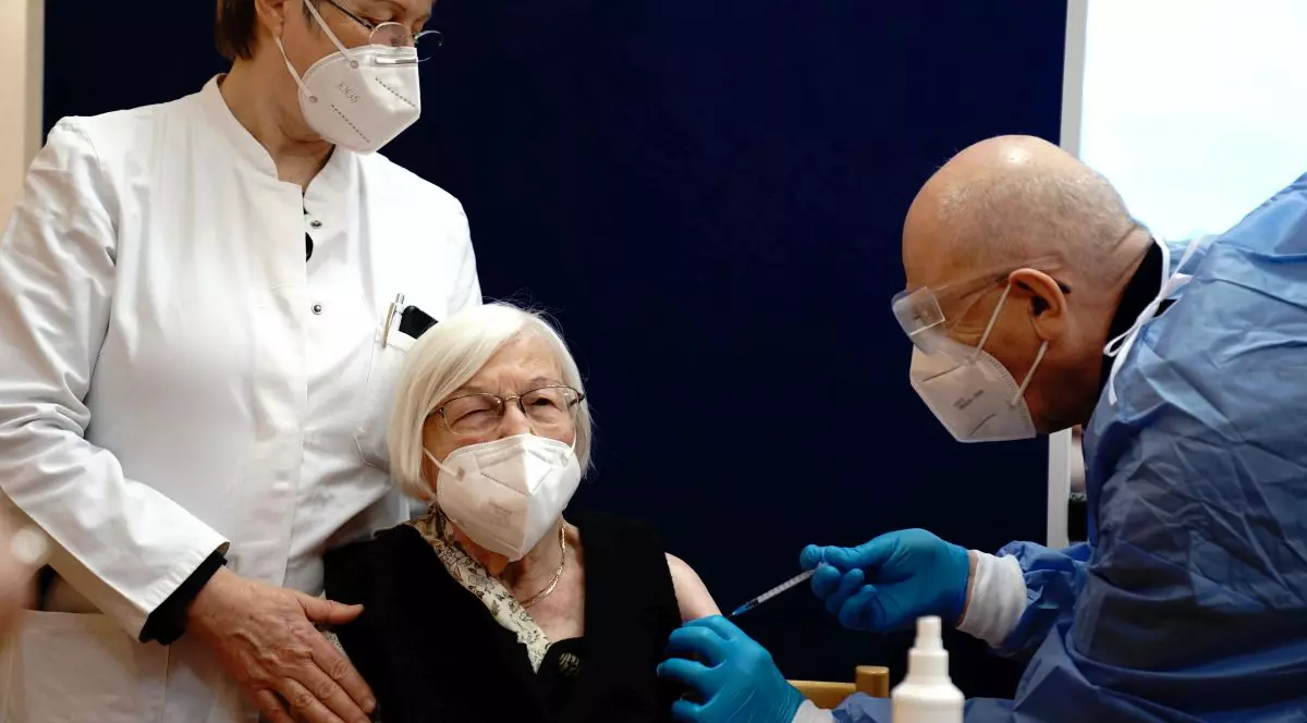 Vaccinare anti-COVID (foto EPA)