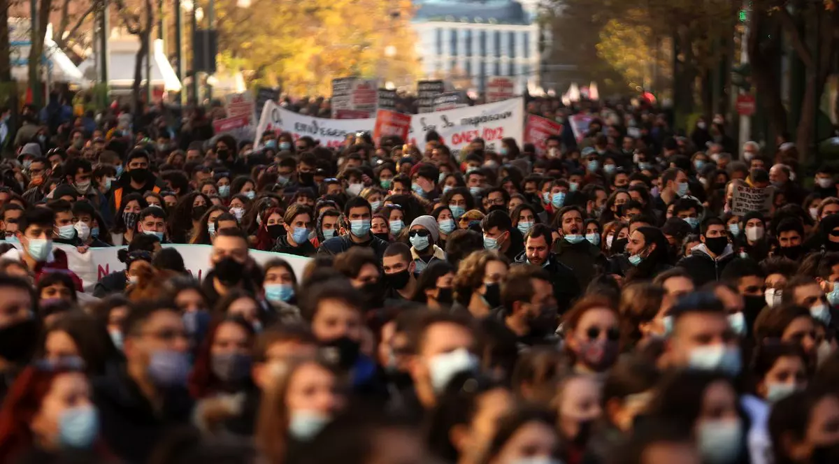 Mii de studenți din Grecia au protestat față de introducerea patrulelor de poliție în universități