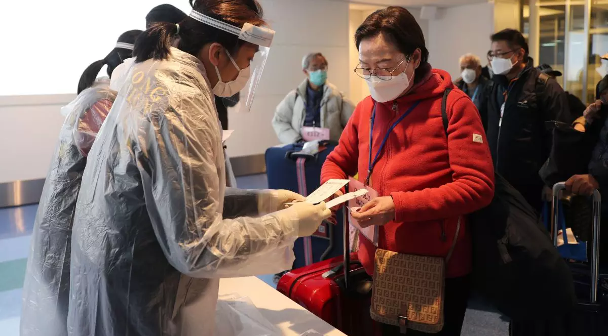 După Marea Britanie și Africa de Sud, Japonia a identificat o altă tulpină de COVID. Noua mutație, găsită la patru oameni veniți din Brazilia