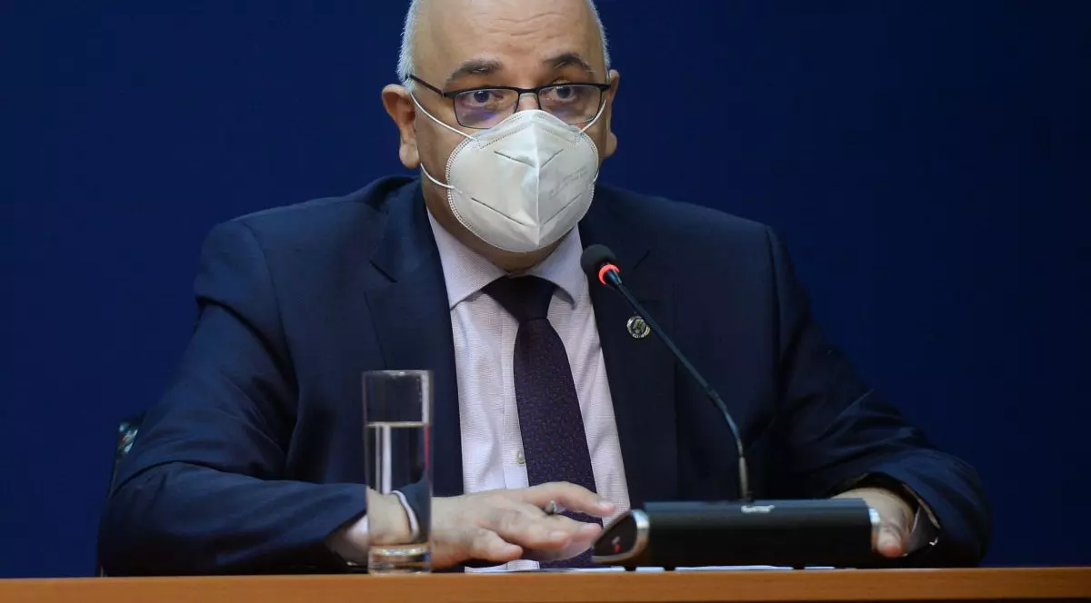 Raed Arafat spune că elevii pot da mărțișoare de 1 Martie. „Și eu le duc colegelor”